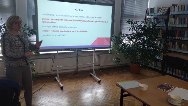 Uczestnicy warsztatów – nauczycielki polonistki siedzą przy stolikach – zbliżenie