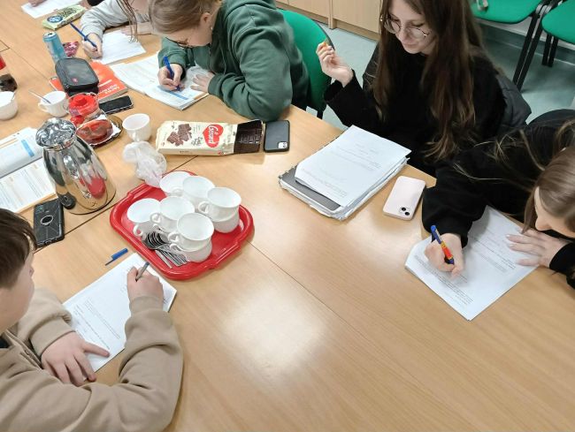 uczniowe wypełniający test