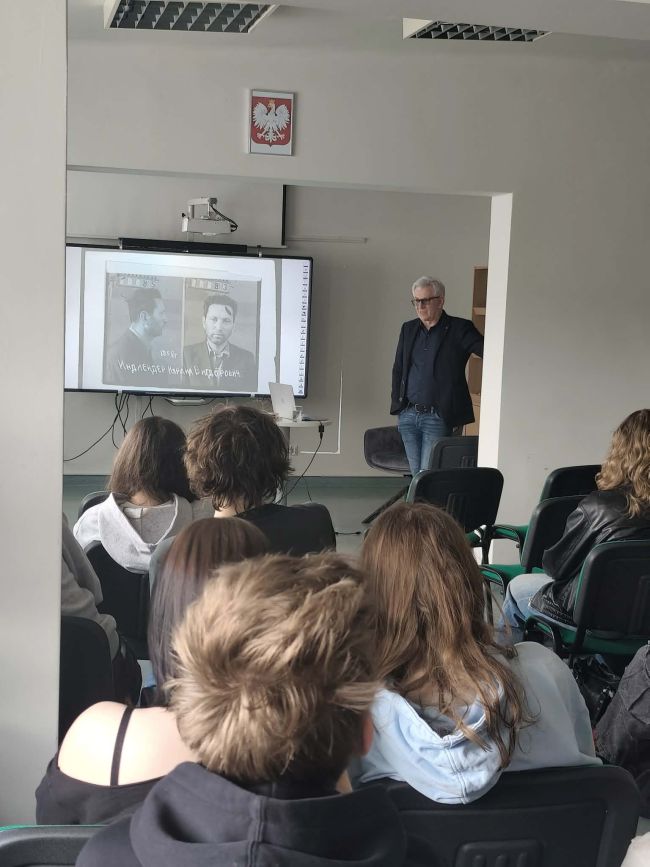 stare zdjęcie znizszczonej w czasie wojny świątyni