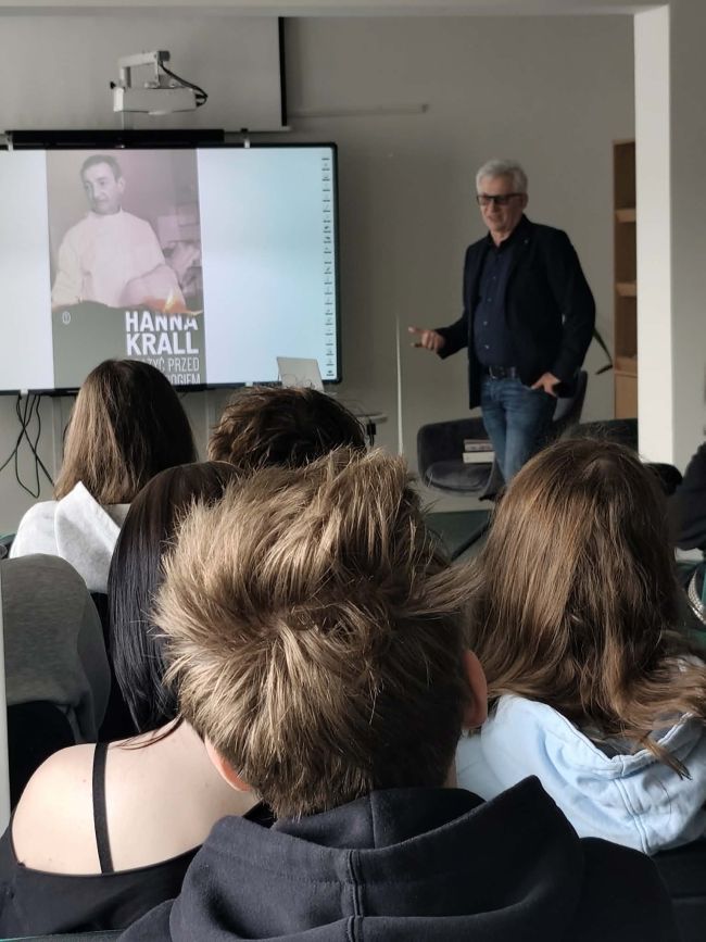 kobieta i mężczyzna przed tablicą multimedialną