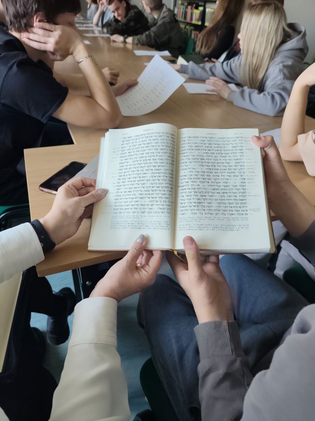 młodzież przepisująca tekst z kartki