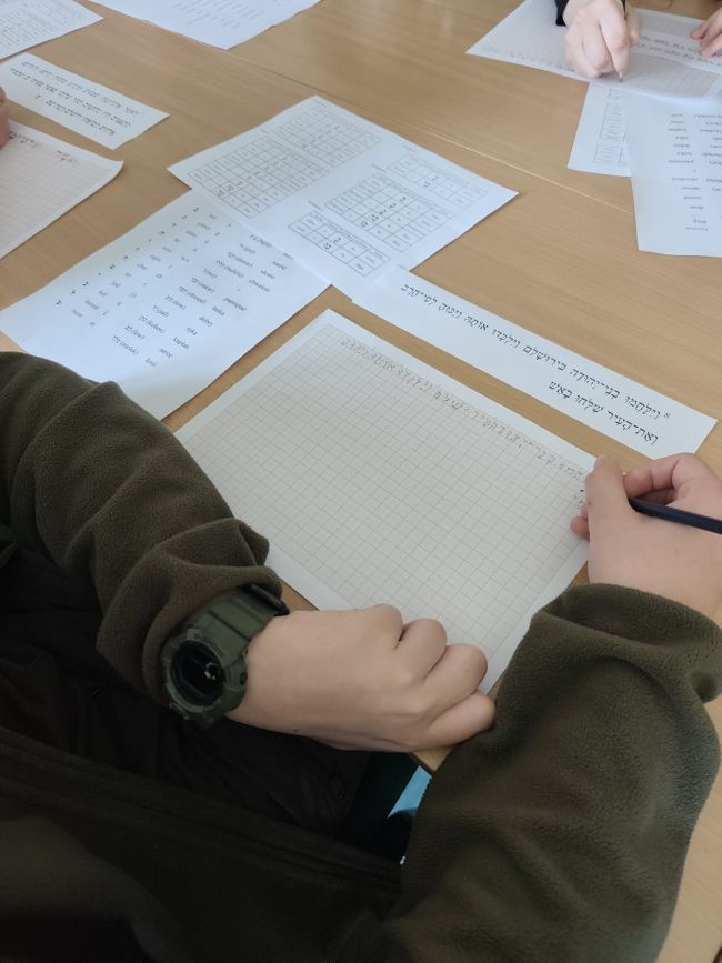 kobieta i ksiądz przed tablicą multimedialną