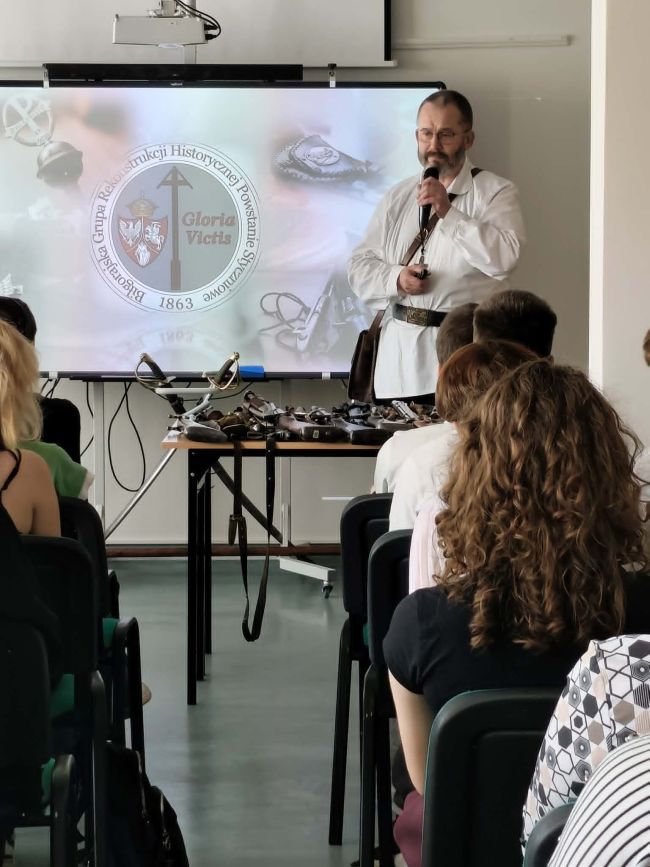 mężczyźni w strojach powstańców prezentują militaria