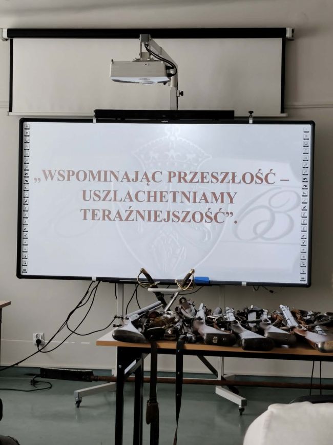 mężczyźni w strojach powstańców prezentują militaria