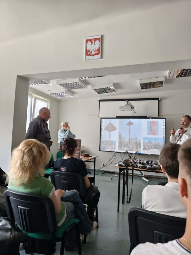 mężczyźni w strojach powstańców prezentują militaria