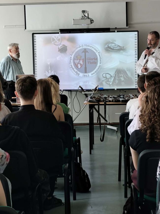 mężczyźni w strojach powstańców prezentują militaria