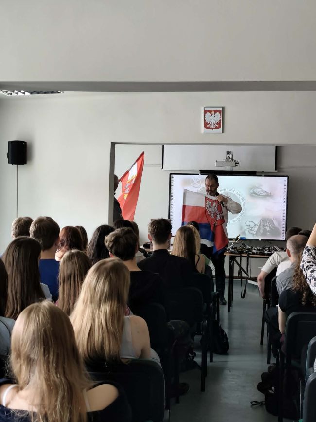 mężczyźni w strojach powstańców prezentują militaria