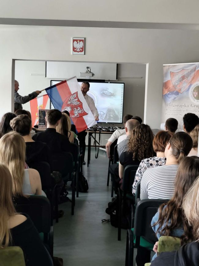 mężczyźni w strojach powstańców prezentują militaria