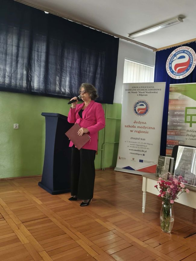 kobieta mówiąca do mikrofonu