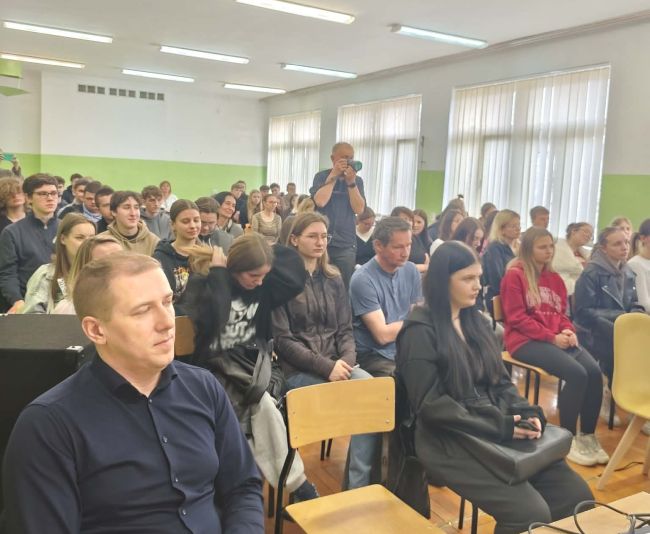 ludzie siedzący na widowni