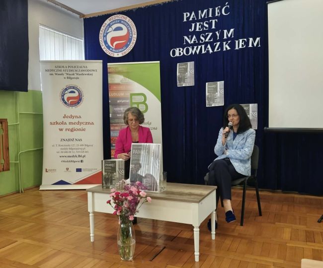 rozmawiające ze sobą siedzące kobiety