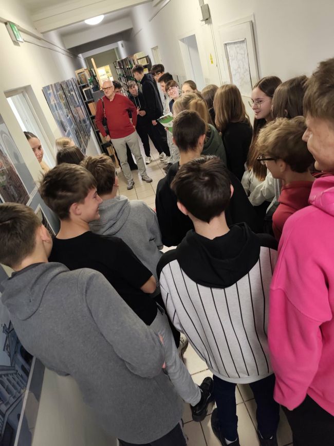 osoby zgromadzone na korytarzu