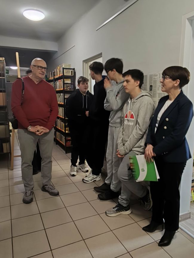 osoby zgromadzonena korytarzu przed wystawą zdjeć