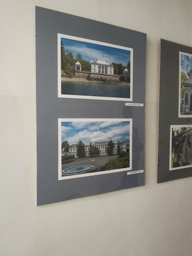 osoby zgromadzone na korytarzu