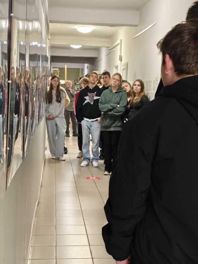 chłopcy oglądający wystawą zdjeć