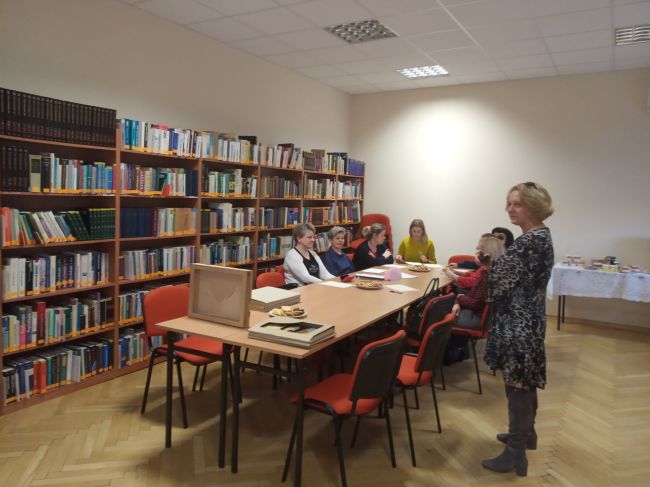Na zdjęciu prowadząca pani dr Dorota Mach i uczestnicy spotkania