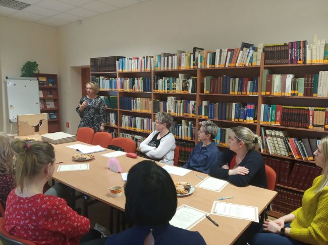 Na zdjęciu prowadząca pani dr Dorota Mach i uczestnicy spotkania
