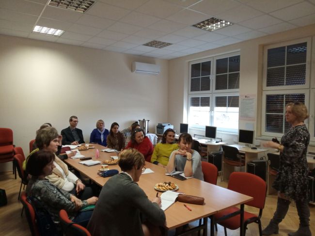 Na zdjęciu prowadząca pani dr Dorota Mach i uczestnicy spotkania