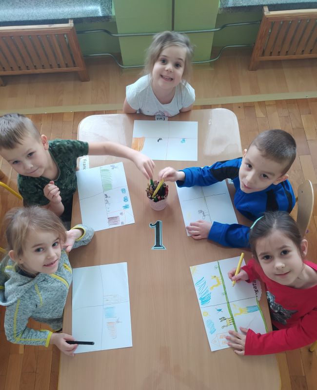 Na zdjęciu dzieci ilustrują bajkę 