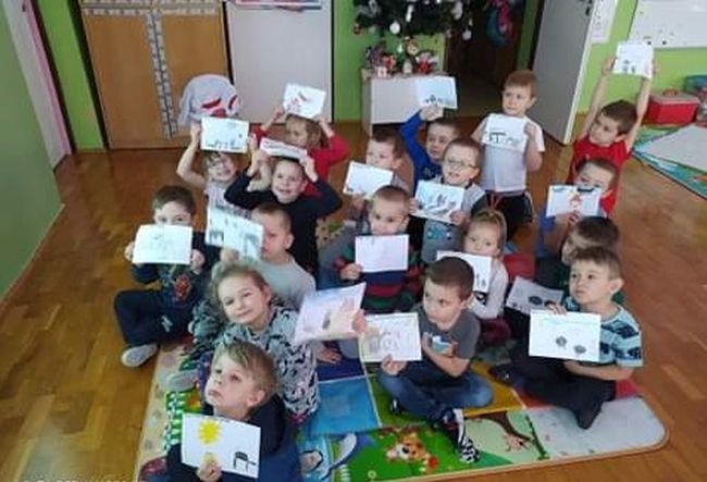 Na zdjęciu dzieci prezentują swoje prace