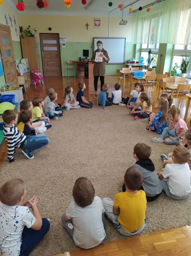 Na zdjęciu prowadząca i grupa przedszkolaków