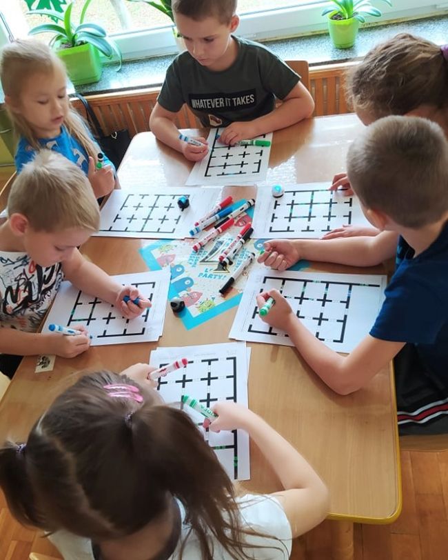 Na zdjęciu przedszkolaki zakodowują trasę ozobota