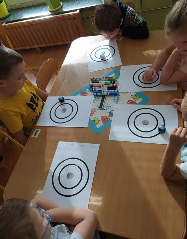 Na zdjęciu ozobot przemierza zakodowaną trasę