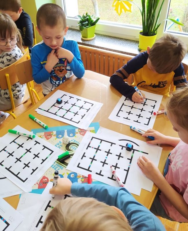 Na zdjęciu dzieci Miejskiego Przedszkola nr 2 w Hrubieszowie kodują trasę ozobota