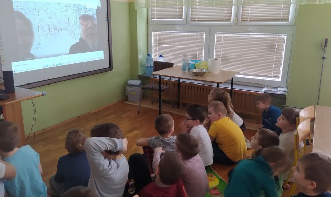 Na zdjęciu na tablicy interaktywnej prowadzący zajęcia: Marcin Czubara, Joanna Raczyńska Przed tablicą dzieci z Miejskiego Przedszkola nr 2 w Hrubieszowie