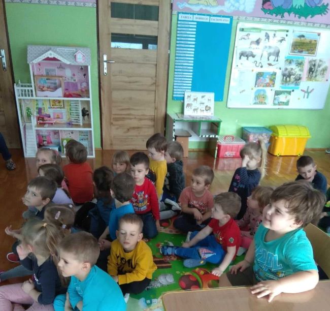 przedszkolaki podczas zajęć
