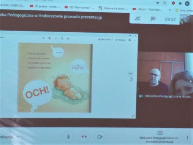 slajd z książki „Przytul mnie” i prowadzący zajęcia