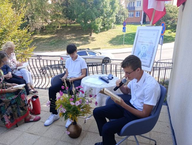 Uczeniowie czytają
