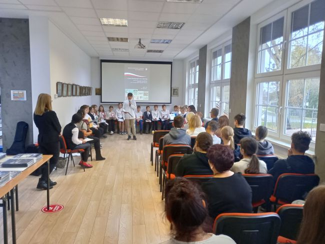 na zdjęciu uczniowie i publiczność zgromadzona na wydarzeniu