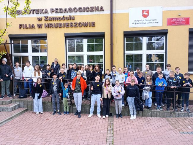 Zdjęcie grupowe przed biblioteką