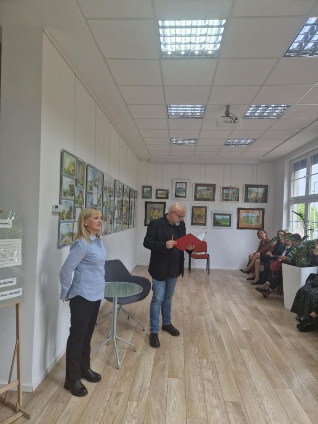 na zdjęciu prowadzący spotkanie i autorka wystawy