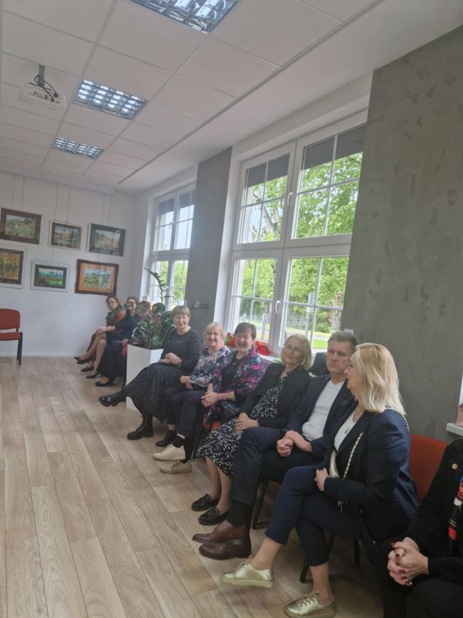 na zdjęciu uczestnicy finisażu