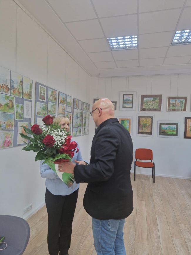 na zdjęciu autorka wystawy i prowadzący finisaż