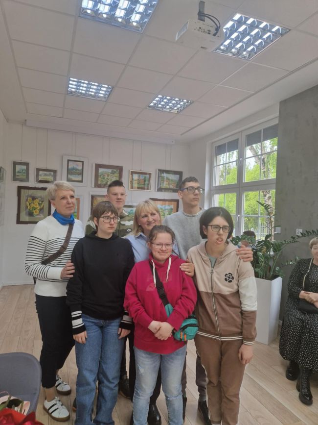 na zdjęciu autorka wystawy i uczniowie