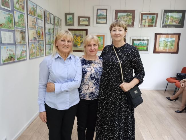 na zdjęciu autorka wystawy z przyjaciółmi