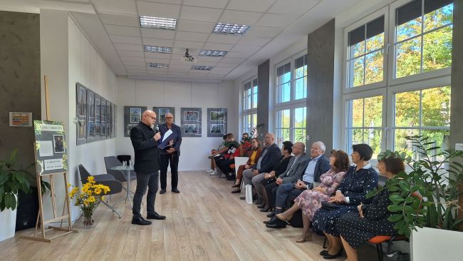 na zdjęciu pan Artur Wąsik, kierownik biblioteki i zaproszeni goście