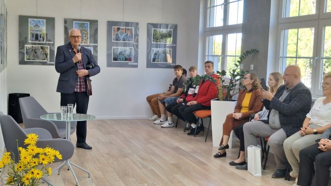 na zdjęciu pan Artur Wąsik i zaproszeni goście