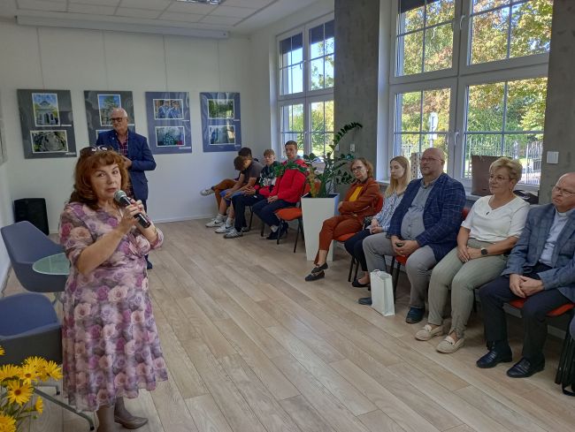 na zdjęciu pan Artur Wąsik, pani Ewa Puszek-Nowak i zaproszeni goście
