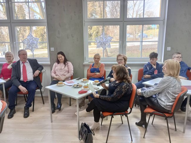 na zdjęciu Przedstawicielka Klubu Literackiego Ziemi Hrubieszowskiej czyta wiersz oraz uczestnicy spotkania.