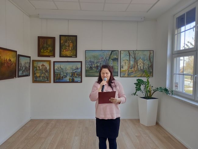 na zdjęciu Przedstawicielka Klubu Literackiego Ziemi Hrubieszowskiej czyta wiersz.