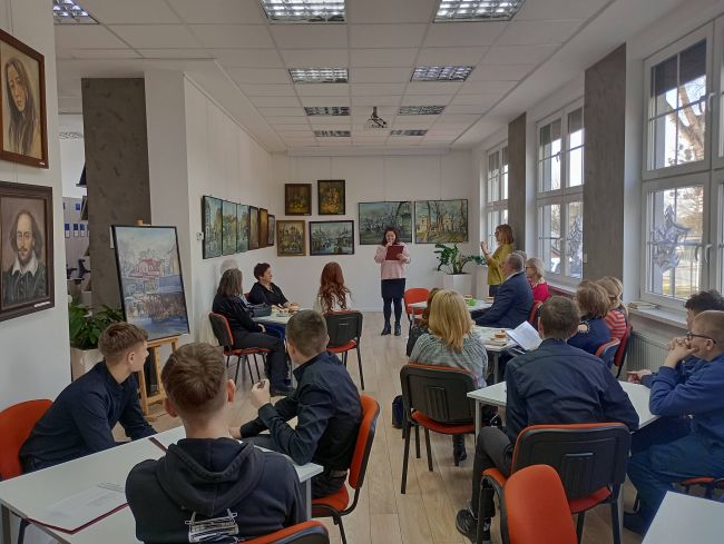 na zdjęciu Przedstawicielka Klubu Literackiego Ziemi Hrubieszowskiej czyta wiersz oraz uczestnicy spotkania.