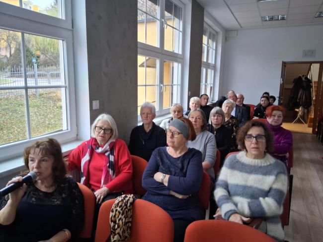 na zdjęciu prowadząca spotkanie i uczestnicy spotkania