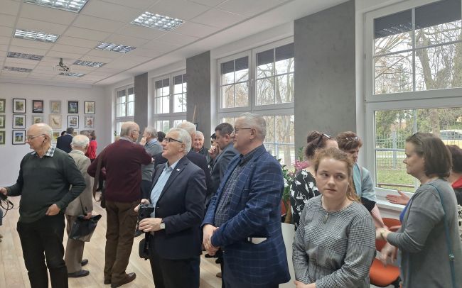 na zdjęciu goście wernisażu