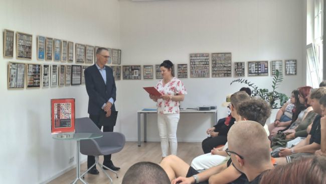 autor wystawy i uczestnicy finisażu