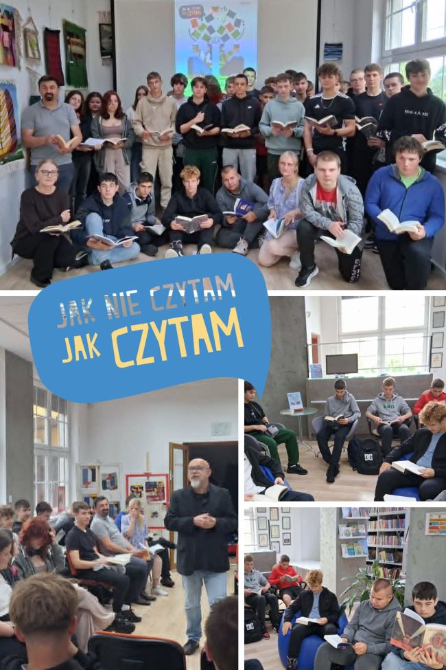 Kolaż przedstawiający udział młodzieży w ogólnopolskiej akcji czytelniczej „Jak nie czytam, jak czytam”. Na głównym zdjęciu liczna grupa uczniów wraz z opiekunami stoi w bibliotece lub przestrzeni edukacyjnej i trzyma w rękach otwarte książki. W tle widoczny ekran z grafiką promującą akcję. Na pozostałych fotografiach uczestnicy siedzą wśród regałów i w strefie czytelniczej, indywidualnie lub w grupach czytają książki oraz biorą udział w spotkaniu. Przez środek kolażu przebiega niebieski element graficzny z napisem „Jak nie czytam, jak czytam”. Atmosfera wydarzenia jest spokojna i skupiona na wspólnym czytaniu.