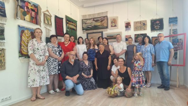 na zdjęciu autorka i inicjatorka wystawy
